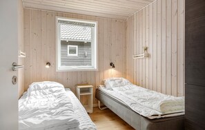 7 bedrooms, travel crib, free WiFi