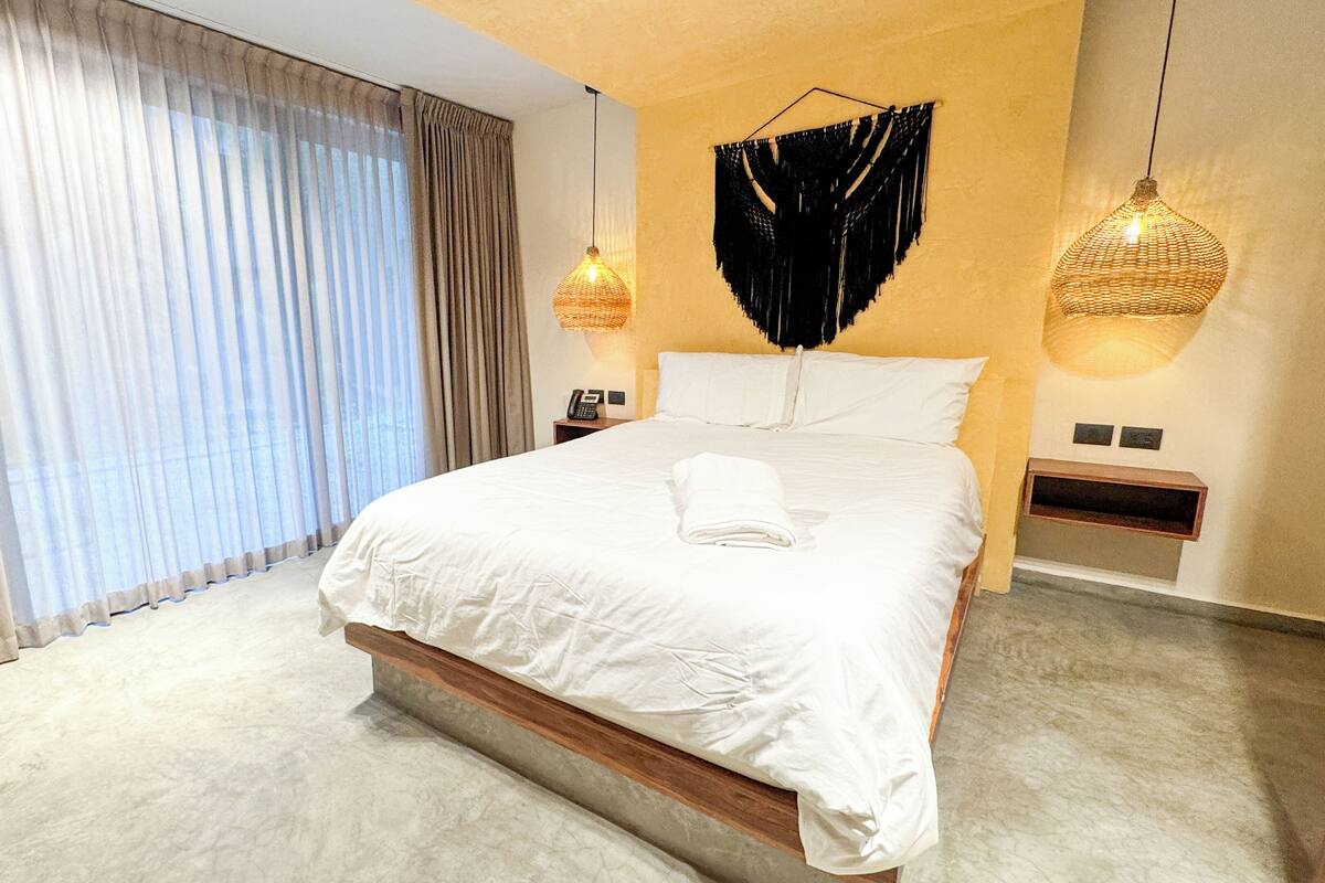 Premium bedding, down comforters, in-room safe, blackout drapes