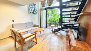 Deluxe Apartment, Garden View | Living area