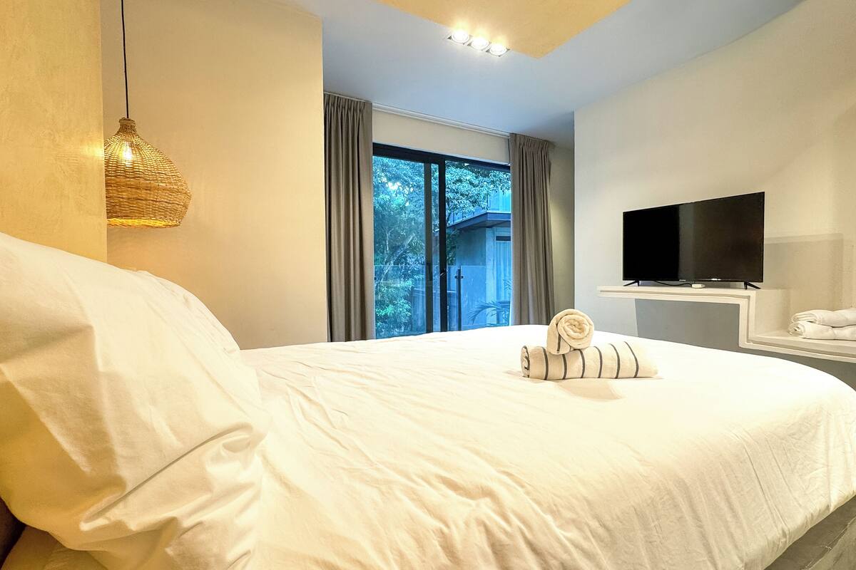 Deluxe Studio | Premium bedding, down comforters, in-room safe, blackout drapes