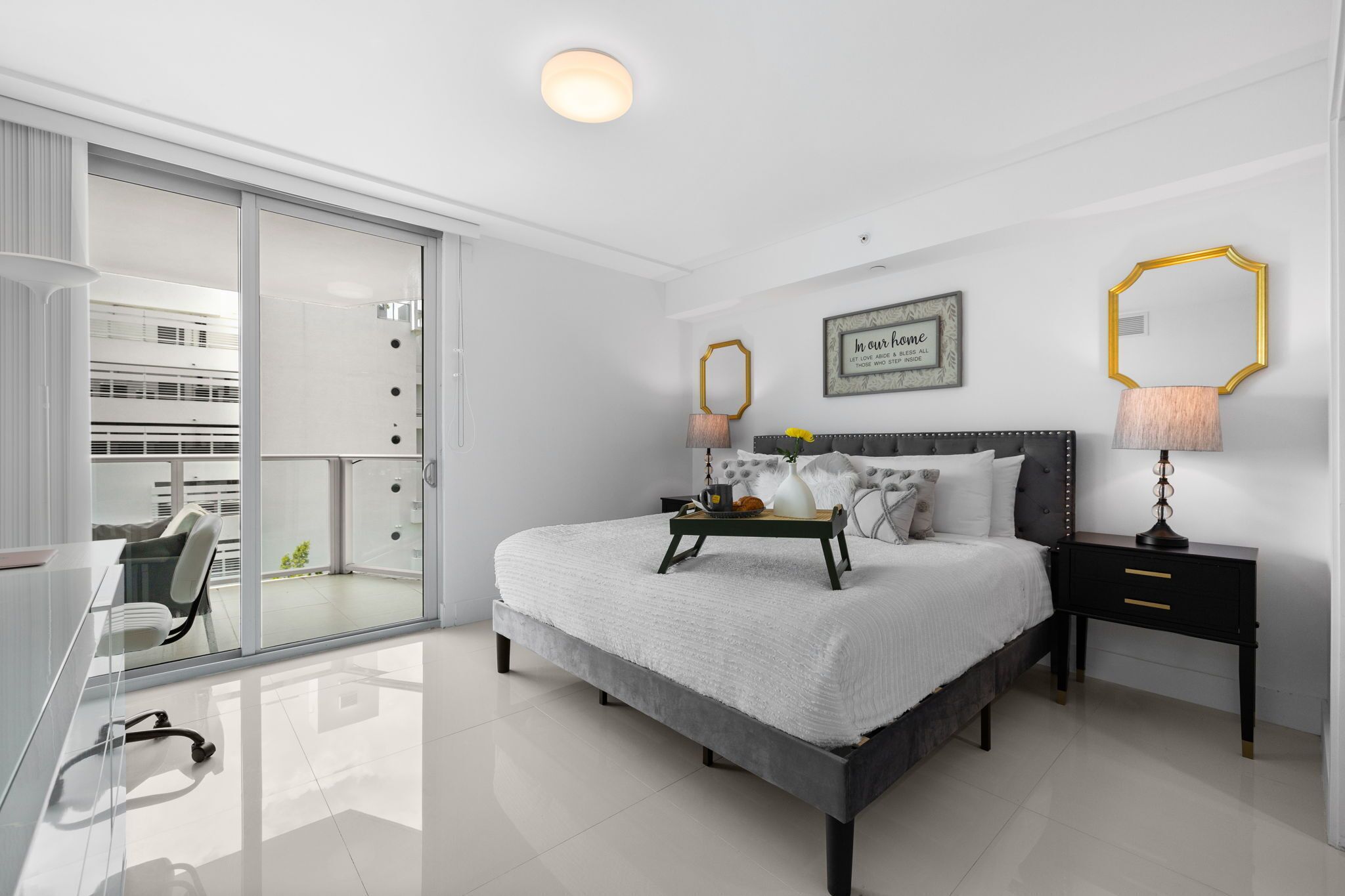 2 chambres, coffres-forts dans les chambres, bureau