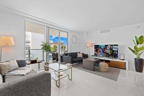 Älytelevisio, pöytäjalkapallopöytä, kirjoja