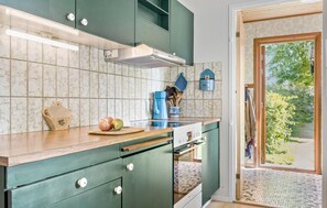 Frigorífico, placa de cocina, lavavajillas y cafetera o tetera