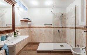 Shower, hair dryer - 3 bedroom beautiful home in Arezzo (Arezzo)