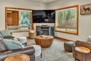 Smart TV, fireplace