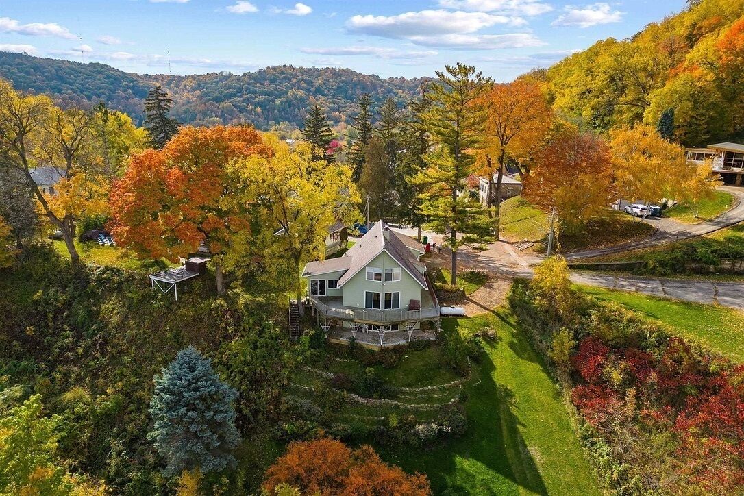 Home in quaint river town with awe-inspiring view of the beautiful Mississippi 