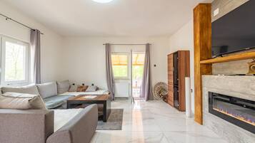 4 bedrooms, travel crib, free WiFi, bed sheets