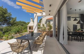 Outdoor dining - Gorgeous home in Bilice with WiFi (Bilice)