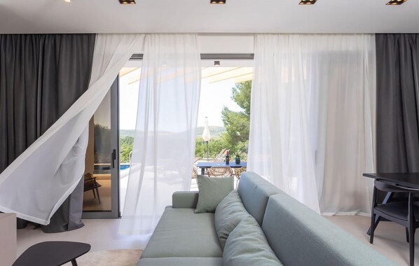 Smart TV - Gorgeous home in Bilice with WiFi (Bilice)