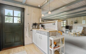 Kjøleskap, kokeplater, oppvaskmaskin og kaffetrakter/tekoker