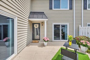 Terrace/patio - Island Oasis: Your poolside escape! (St. Simons Island)