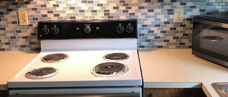 Réfrigérateur, batterie de cuisine, vaisselle et ustensiles