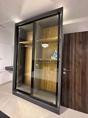 Een moderne kamer met een schuifglazen deur, een wand van houten panelen en een ingebouwde plank.
