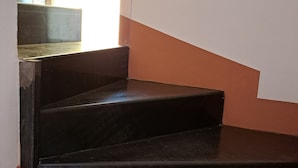 Una escalera con escalones oscuros que llevan a un rellano.