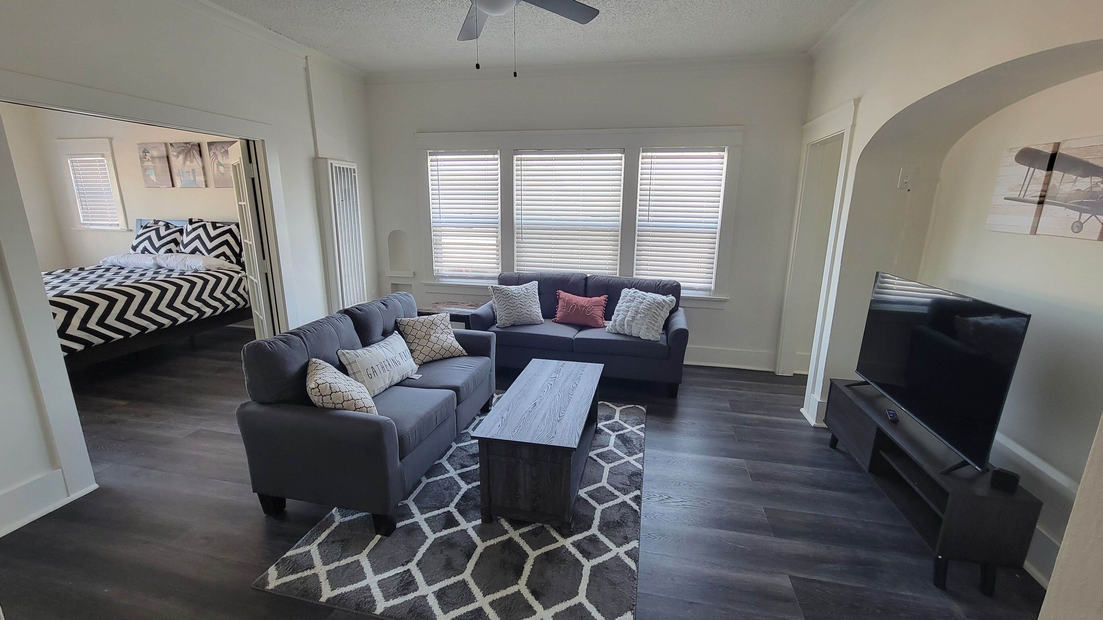 Modern 2 bed 2 bath Apartment - Near View Park LA