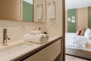 Shower, hair dryer, towels, soap - Peaceful Indoor-Outdoor Living 2,023 s.f. Provenza with pool and gym (Medellín)
