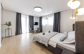 5 bedrooms, in-room safe, travel crib, free WiFi - Luxurious home in Kastel Stari with sauna (Kastel Stari)