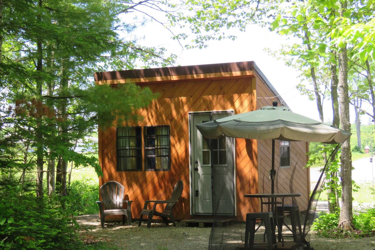 Eenvoudig huisje, uitzicht op tuin | Terras