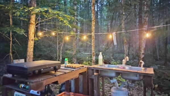 Cookware/dishes/utensils, dining tables - Schlafmans Hollow Solar Cabins (Lincoln)