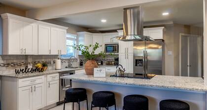 Prime Location: 3bd with BBQ, 4 miles from Historic Downtown McKinney. Sleeps 8.
