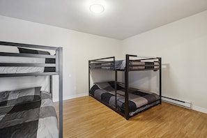 3 bedrooms, iron/ironing board, WiFi, bed sheets - Magnifique maison fenestrée percher sur un flanc de montagne, a Saint-Sauveur.  (Saint-Sauveur)