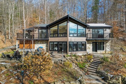 Magnifique maison fenestrée percher sur un flanc de montagne, a Saint-Sauveur. 