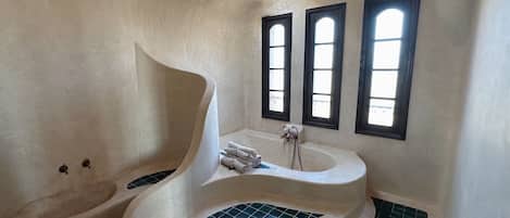 Honeymoon Suite, Pool View | Deep soaking bathtub
