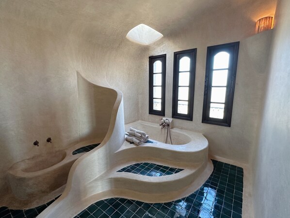 Suite de luna de miel, vistas a la piscina | Bañera profunda