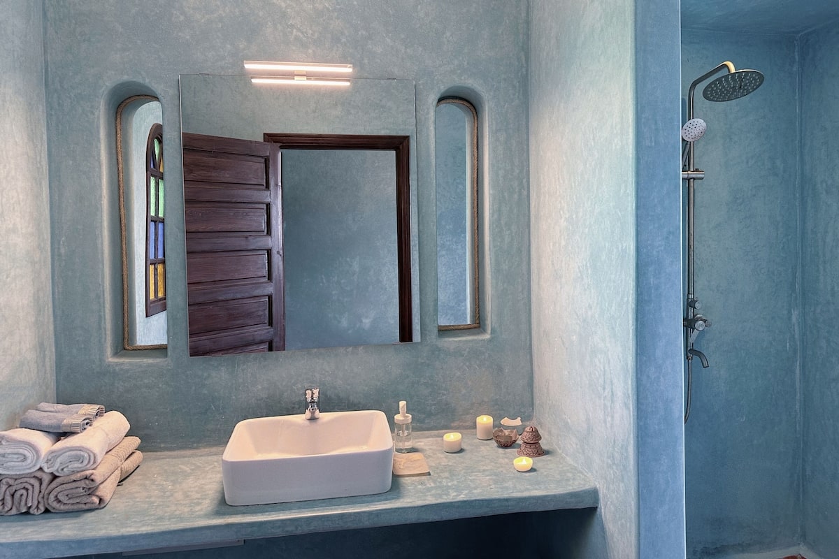 Standard Double or Twin Room, Garden View | Bathroom