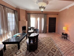 Suite – comfort, hageutsikt | Blendingsgardiner, strykejern/-brett og wi-fi (inkludert)