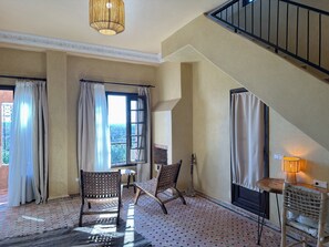 Suite – honeymoon, bassengutsikt | Blendingsgardiner, strykejern/-brett og wi-fi (inkludert)