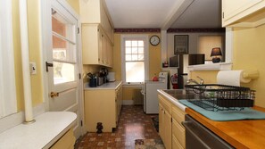 Fridge, oven, stovetop, coffee/tea maker