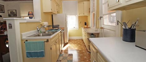 Fridge, oven, stovetop, coffee/tea maker