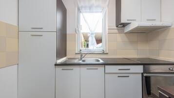 Jääkaappi, liesi, astianpesukone, kahvin-/teenkeitin