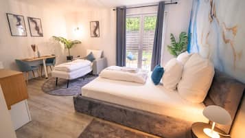 1 habitación, escritorio, tabla de planchar con plancha y cuna de viaje