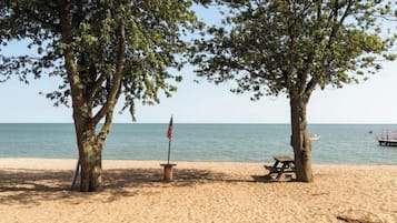Una spiaggia nelle vicinanze