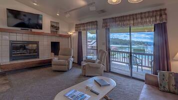 Comfort Suite, 1 Bedroom, Mountain View | Living area