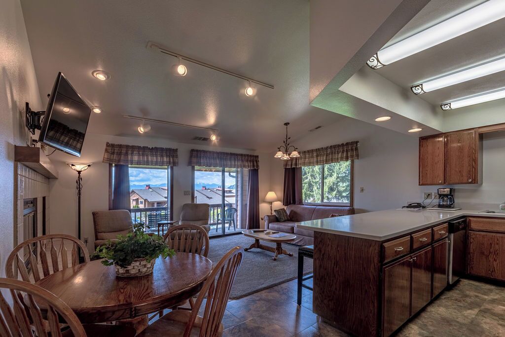 Comfort suite, 1 slaapkamer, uitzicht op bergen | Woonruimte | Een 42-inch flatscreentelevisie met kabelzenders en een open haard