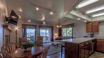 Comfort Suite, 1 Bedroom, Mountain View | Living area