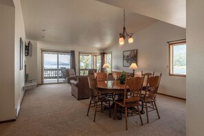 42 インチの薄型テレビ (ケーブル放送視聴可)、暖炉、DVD プレーヤー