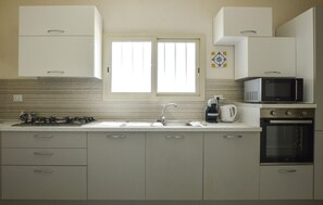 Réfrigérateur, plaque de cuisson, lave-vaisselle, cafetière/bouilloire