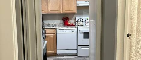 Micro-ondes, four, plaque de cuisson, lave-vaisselle