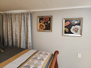 1 slaapkamer, een strijkplank/strijkijzer, wifi, beddengoed