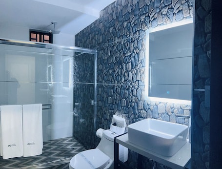 Bañera, toallas, jabón, shampoo. HOTEL KAYE8