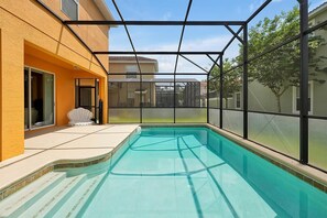Una piscina cubierta, una piscina al aire libre