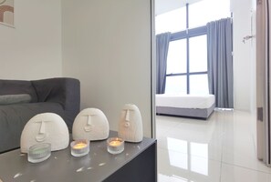 Apartamento Signature, 2 habitaciones, en una planta alta | Zona de estar | Televisión de pantalla plana de 32 pulgadas con canales digitales