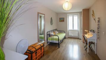 2 slaapkamers, een strijkplank/strijkijzer, reisbedje, gratis wifi