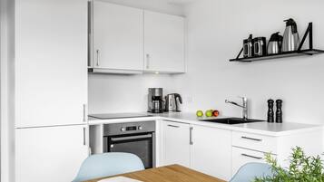 Frigorífico, placa de cocina, lavavajillas y cafetera o tetera