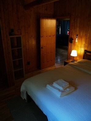 2 quartos, escrivaninha, Wi-Fi de cortesia, roupa de cama