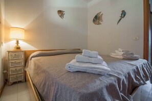 1 habitación, tabla de planchar con plancha y ropa de cama